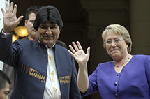 President Evo Morales and his Chilean counterpart Michelle Bachelet (Reuters/Danilo Balderrama)