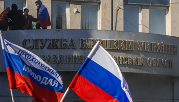 Pro-Russian protesters storm the offices of the state security services in Lugansk (Reuters/Stringer)