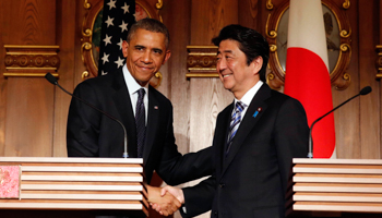 US President Barack Obama shakes hands with Japan's Prime Minister Shinzo Abe (Reuters/Larry Downing)