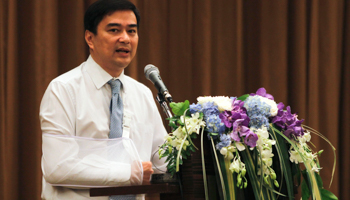 Thailand's opposition leader and former Prime Minister Abhisit Vejjajiva speaks during a news conference at a hotel in Bangkok (Reuters/Chaiwat Subprasom)