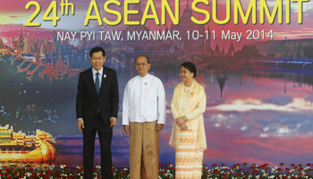 Thailand's Deputy Prime Minister Phongthep Thepkanjana poses with Myanmar's President Thein Sein and his wife (Reuters/Soe Zeya Tun)