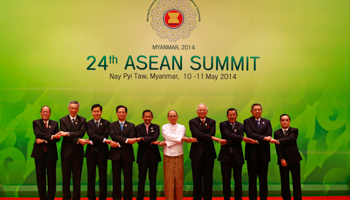 ASEAN leaders pose for pictures (Reuters/Soe Zeya Tun)
