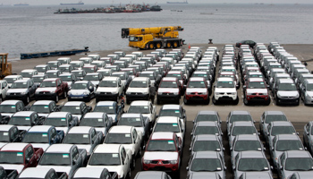 Hundreds of new Mitsubishi cars imported from Thailand (Reuters/Supri)