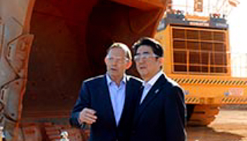 Prime Minister Shinzo Abe and his Australian counterpart Tony Abbott (Reuters/Alan Porritt/Pool)