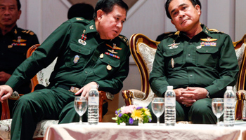 General Thanasak Patimaprakorn talks to Thai Army chief General Prayuth Chan-ocha (Reuters/Athit Perawongmetha)