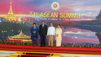 Indonesia's outgoing President Susilo Bambang Yudhoyono and his wife pose with Myanmar's President Thein Sein and his wife (Reuters/Soe Zeya Tun)