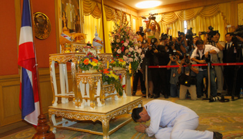 The President of National Legislative Assembly Pornphet Vichitcholcha pays respects as he receives the royal command (Reuters/Chaiwat Subprasom)