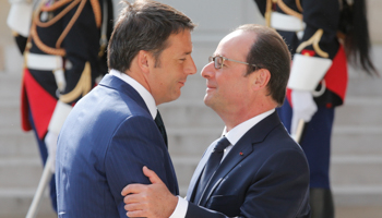 French President Francois Hollande welcomes Italy's Prime Minister Matteo Renzi (Reuters/Christian Hartmann)