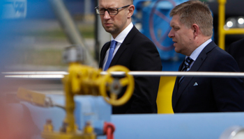 Ukraine's Prime Minister Arseniy Yatsenyuk and Slovakian counterpart Robert Fico at Vojany-Uzhhorod pipeline in Velke Kapusany (Reuters/David W Cerny)