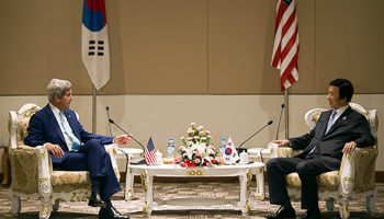 John Kerry speaks with South Korea's Yun Byung-se during the 47th ASEAN Foreign Ministers' Meeting in Naypyidaw (Reuters/Nicolas Asfouri/Pool)