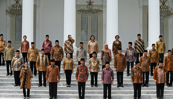 Jokowi and newly appointed cabinet ministers pose for photographers in Jakarta (Reuters/Beawiharta)