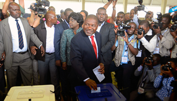 Nyusi casts his ballot at a secondary school in Maputo (Reuters/Grant Lee Neuenburg)