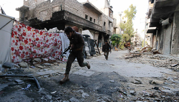 Rebel fighters run to avoid snipers in Aleppo (Reuters/Hosam Katan)