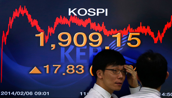 Currency dealers in front of a board showing the Korea Composite Stock Price Index in Seoul (Reuters/Kim Hong-Ji)