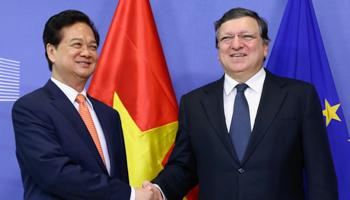 European Commission President Jose Manuel Barroso poses with Prime Minister Nguyen Tan Dung (Reuters/Francois Lenoir)