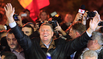 Klaus Iohannis celebrates his victory in the election run-off in central Bucharest (Reuters/Radu Sigheti)