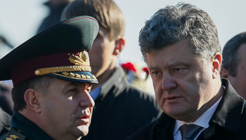 Ukrainian defence minister Poltorak talks to President Poroshenko after a wreath laying ceremony in Kiev (Reuters/Gleb Garanich)