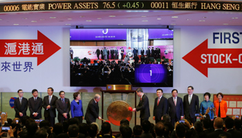 Hong Kong Exchanges and Clearing Ltd. Chairman Chow Chung-kong and Hong Kong Chief Executive Leung Chun-ying hit a gong, along with officials from the Shanghai Stock Exchanges (Reuters/Bobby Yip)