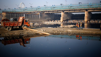 A Delhi Metro construction site over the river Yamuna (Reuters/Anindito Mukherjee)