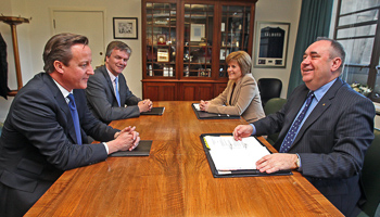 Salmond, Sturgeon, Cameron and Michael Moore at St Andrew's House, Edinburgh (Reuters/Gordon Terris/Pool)