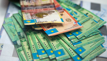 Tenge notes in a Eurasian Bank branch in Almaty (Reuters/Shamil Zhumatov)
