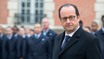 Hollande visits a public centre in Montry (Reuters/Jacques Brinon/Pool)