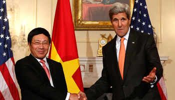 John Kerry and Foreign Minister Pham Binh Minh (Reuters/Yuri Gripas)