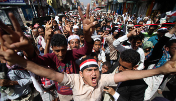 Anti-Huthi protesters in Taiz (Reuters/Mohamed al-Sayaghi)