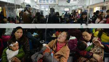 Children with respiratory diseases receive treatment at a hospital in Hangzhou (Reuters/China Daily)