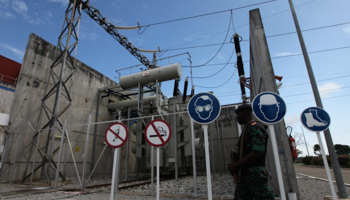 A soldier patrols at the Azito thermal power plant, in the Yopougon district of western Abidjan (Reuters/Luc Gnago)