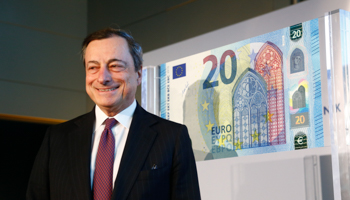 Mario Draghi presents the new 20 Euro banknote at the ECB headquarters in Frankfurt (Reuters/Ralph Orlowski)
