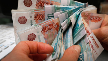 Ruble banknotes at a shop in Krasnoyarsk (Reuters/Ilya Naymushin)