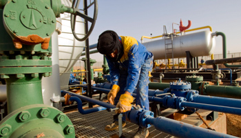 A worker is seen at the Zarzaitine gas field in In Amenas, Algier (Reuters/Louafi Larbi)