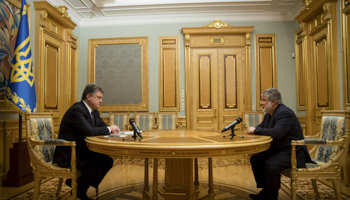 Ukrainian President Petro Poroshenko listens to oligarch Ihor Kolomoisky during their meeting in Kiev (Reuters/Mikhail Palinchak/Ukrainian Presidential Press Service/Handout)