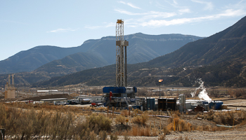 A natural gas drilling rig north of Parachute, Colorado (Reuters/Jim Urquhart)