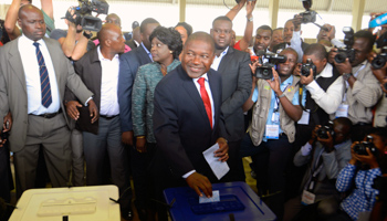 FRELIMO president Filipe Nyusi casts his ballot in the general election at a secondary school in Maputo (Reuters/Grant Lee Neuenburg)