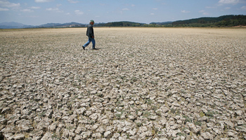 The dry bed of Lake Penuelas on the outskirts of Valparaiso (Reuters/Eliseo Fernandez)