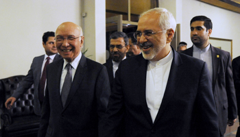 Advisor to Pakistan's Prime Minister on National Security and Foreign Affairs Sartaj Aziz escorts Iranian Foreign Minister Javad Zarif (Reuters/T. Mughal/Pool)