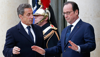 Hollande welcomes Sarkozy at the Elysee Palace (Reuters/Pascal Rossignol)