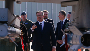 Polish president Bronislaw Komorowski points at missiles attached to a F-16 fighter jet at the Lask airbase (Reuters/Kacper Pempel)