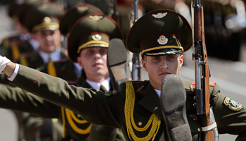 Belarussian servicemen take part in a military parade (REUTERS/Vasily Fedosenko)