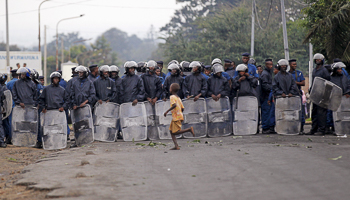 A line of riot policemen standing in formation in Bujumbura (Reuters/Thomas Mukoya)