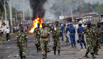 Soldiers retreat as riot police and protesters clash in Bujumbura, Burundi (Reuters/Thomas Mukoya)