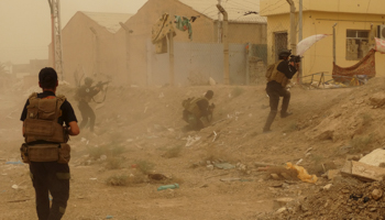 Iraqi security forces defend their headquarters in Ramadi (Reuters/Stringer)