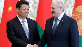 Lukashenka (R) shakes hands with his Xi Jinping (Reuters/Tatyana Zenkovich/Pool)