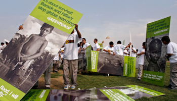 A Greenpeace demonstration in Delhi (Reuters/Buddhika Weerasinghe)