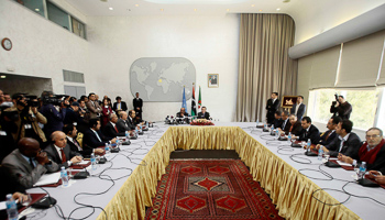 Bernardino Leon speaks with Libyan political leaders and rivals in Algiers (Reuters/Ramzi Boudina)