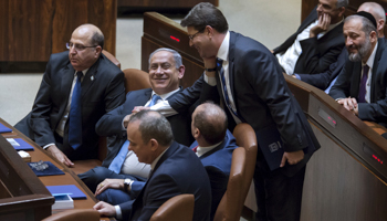 Benjamin Netanyahu shakes hands with minister Ofir Akunis at the Knesset (REUETRS/Jim Hollander)