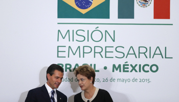 Mexico's President Enrique Pena Nieto speaks with Brazil's President Dilma Rousseff (Reuters/Edgard Garrido)