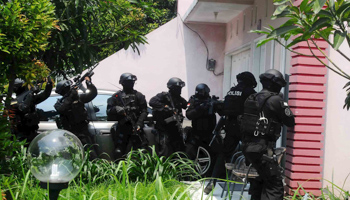 Armed anti-terror police conduct a raid at the house of a suspected Islamic State member at Petukangan district in Jakarta (Reuters/Antara Foto/Allinudin)